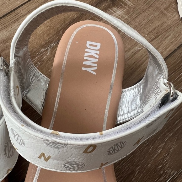 NWOT -‎ DKNY - Combo Sandals - Picture 4 of 6